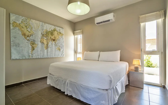 Stunning Modern Home, Near Beaches Full AC