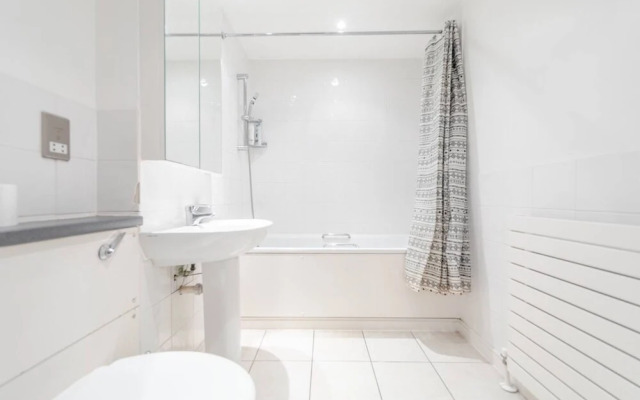 Spacious 2 Bedroom Apartment Near White City