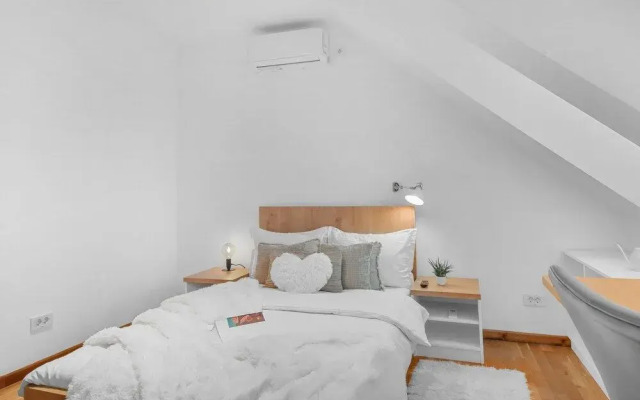 Attic Studio near Carol Park