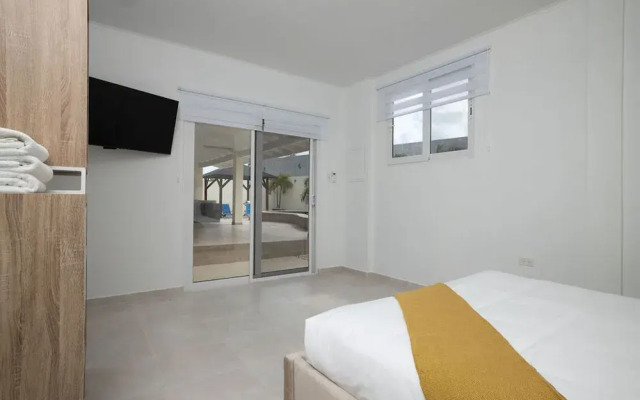Newly Renovated 4BR 4BA Private Pool Eagle Beach