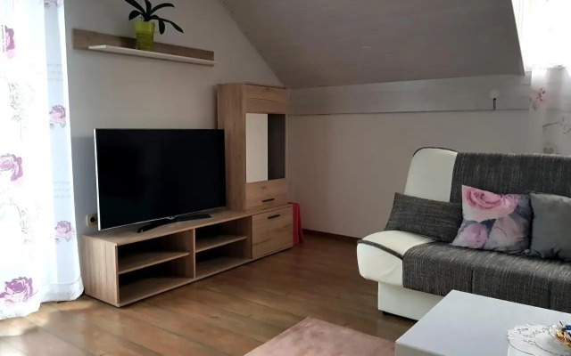 Lake House Apartment