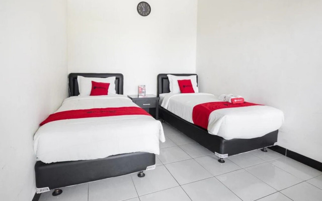 Waroeng Daoen by RedDoorz