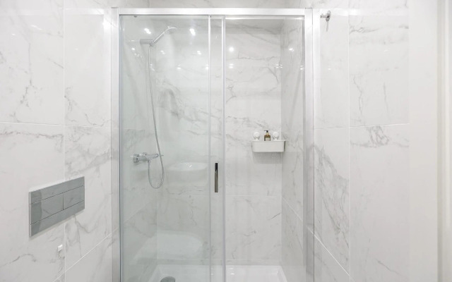 LovelyStay - Downtown Studio with Pool, AC and Balcony