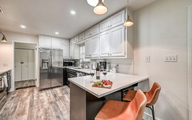 Modern Luxurious Home Near Main W/hot Tub-firepit!
