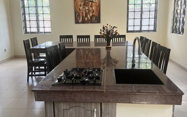 Inviting 9-bed Villa in Kampala