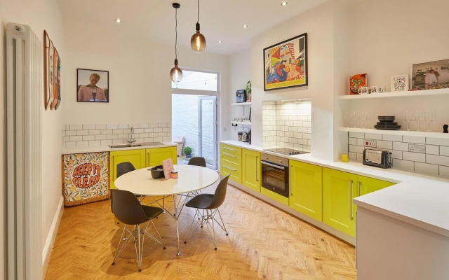 Host Stay The Artists Pad Too