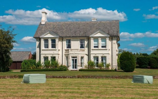 Lavish Holiday Home in Worcestershire With Jacuzzi