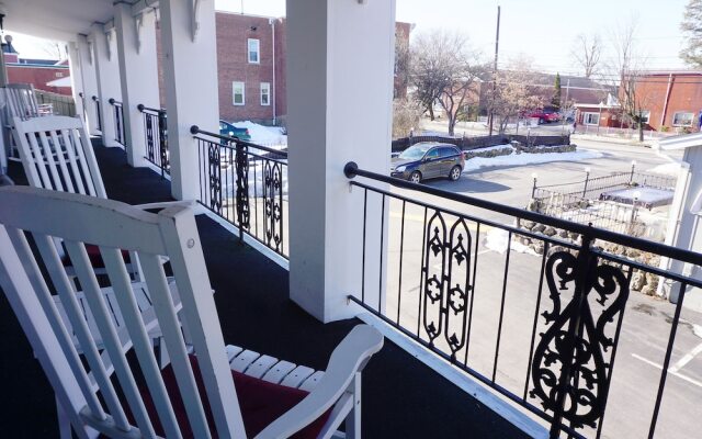 The Carriage House Inn