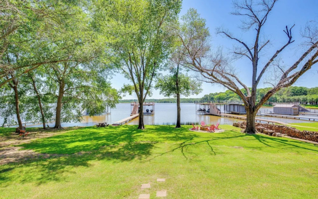 Views & Private Dock: Lakefront Eustace House!