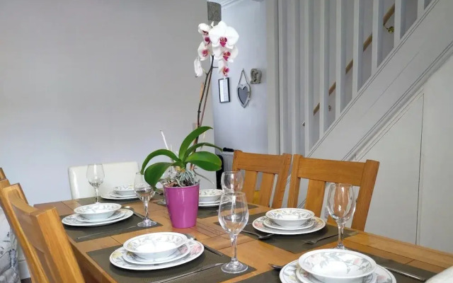Free Parking/wifi, 3 Beds Sleep 6 Near Uni & Town!