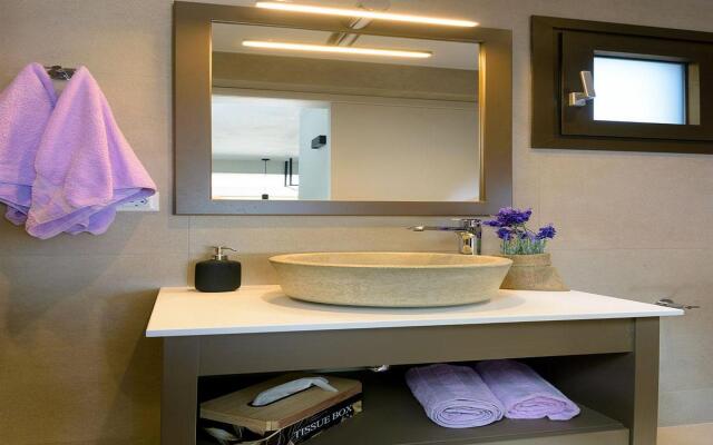 Beachfront 2 Bedroom Villa With Jacuzzi