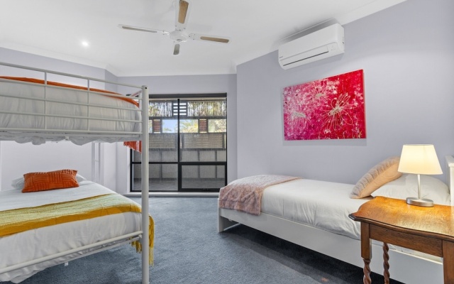Wine Region Coastal Retreat on The Esplanade – Guest Rooms – Adelaide