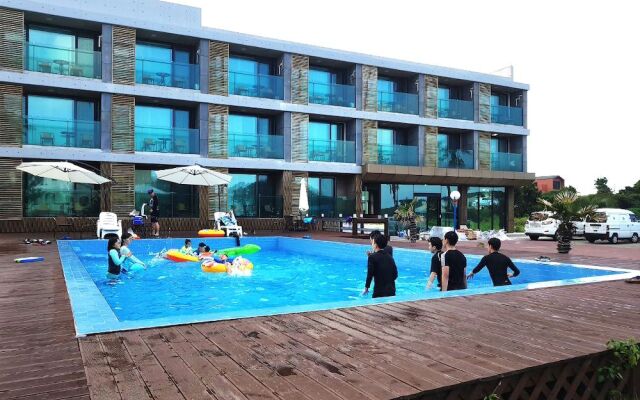 Memoria Pool Villa Family Pension