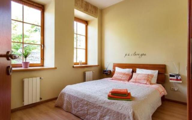 Cozy & Comfy Old Town Apartment With Balcony