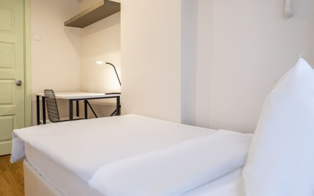 Vibrant Flat Close to Zorlu Center With Backyard