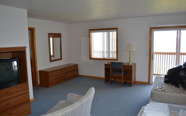 Buzz's Lakeside Inn
