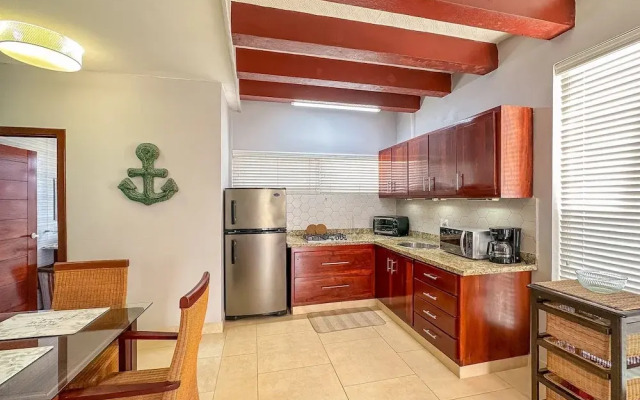 Gorgeous 1 BR PH Apartment w Jacuzzi