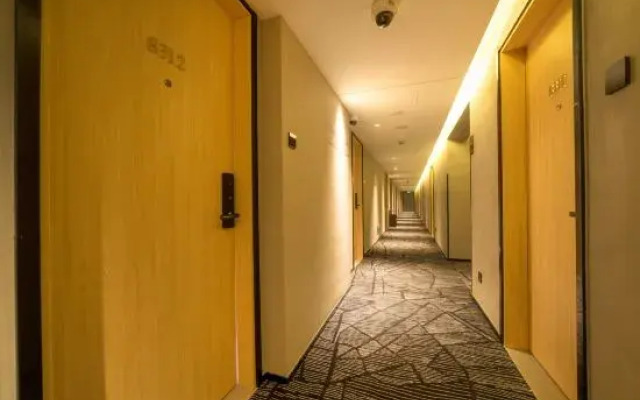West Suburb of Hongqiao Hub Lereal @ Hotel