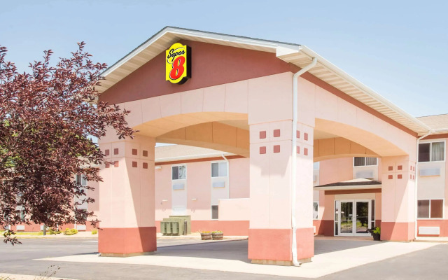Super 8 by Wyndham Iola KS