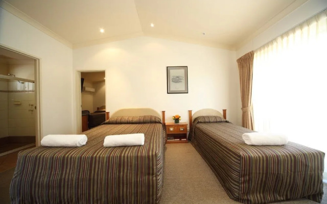 Emerald Explorers Inn