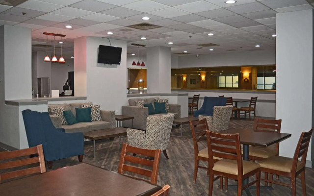 Ramada by Wyndham East Syracuse Carrier Circle