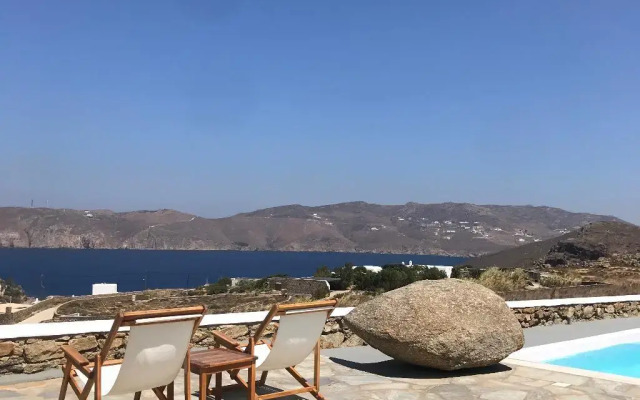 Yakinthos Residence
