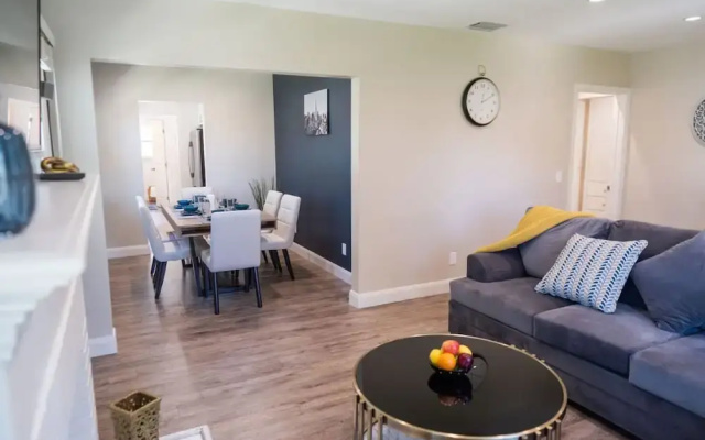 Remodeled 3BR House w Hot Tub Fenced Yard p58