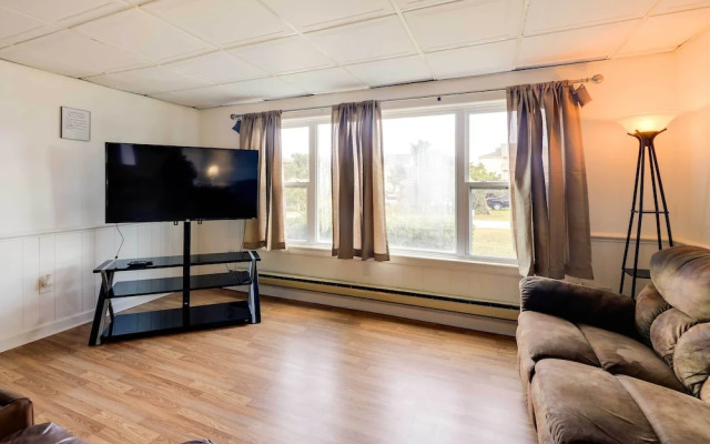 1 Ocean Fun:' Emerald Isle Apt, Steps to Beaches!