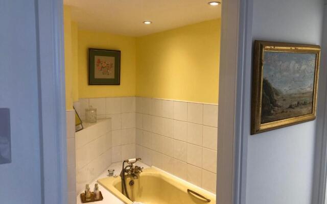 Charming 2-bed Apartment in Waterloo, Liverpool