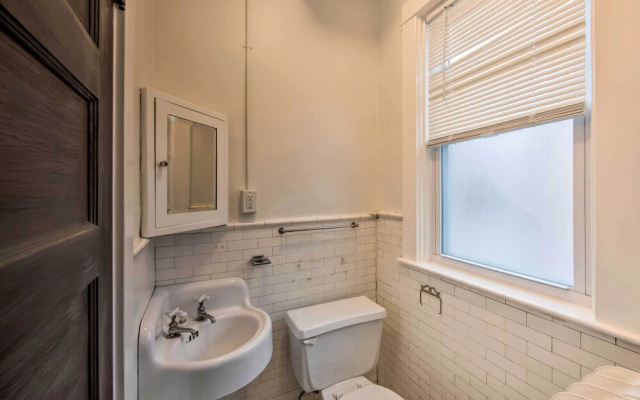 Roomy Lancaster Home: Walk to Dtwn & Hospital