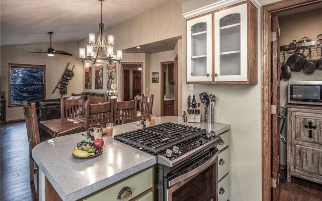 Midtown Riverfront 1, 2 Bedrooms, Hot Tub, Sleeps 6