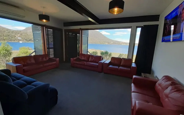 Hobart Waterfront Luxury Retreat