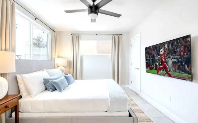 Brilliance-fire Pit & Foosball-walk to Old Town