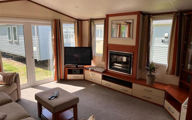 Spacious 2 bed Holiday Home Entertainment on Site