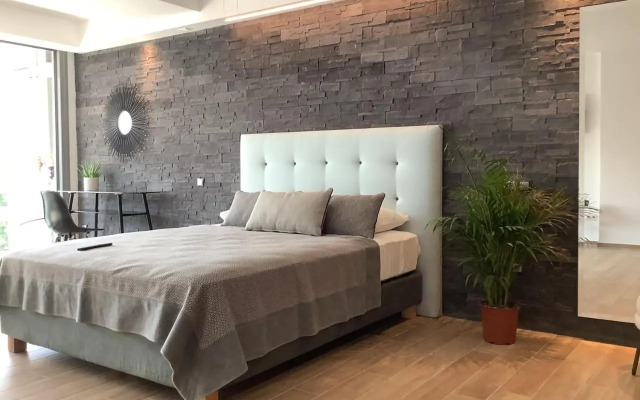 Sunny new lovely apartment 60 meters from the metro