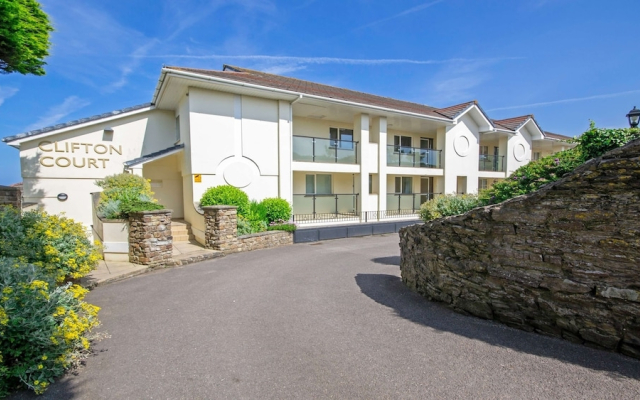 Clifton Court Apt 19 With Heated Pool