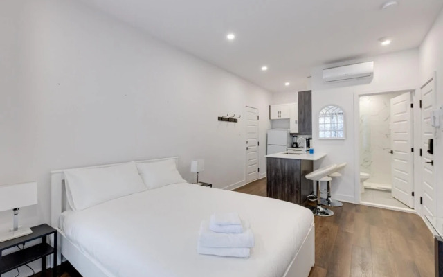 M11 Upscale Studio w Queen Bed AC Prime Location