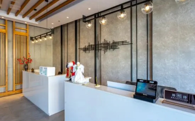 Danzhou Guanlan Shangpin International Hotel