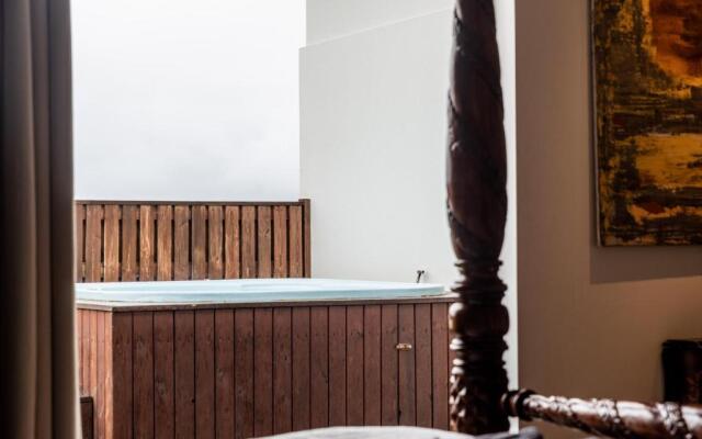 ICELAND SJF Villa , Hot tub & Outdoor Sauna Amazing Mountains View - 15 min to downtown