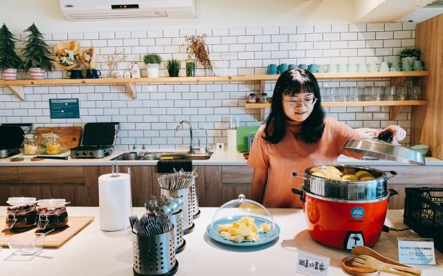 Stray Birds Taichung Hostel