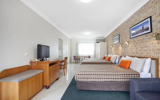 Coopers Colonial Motel