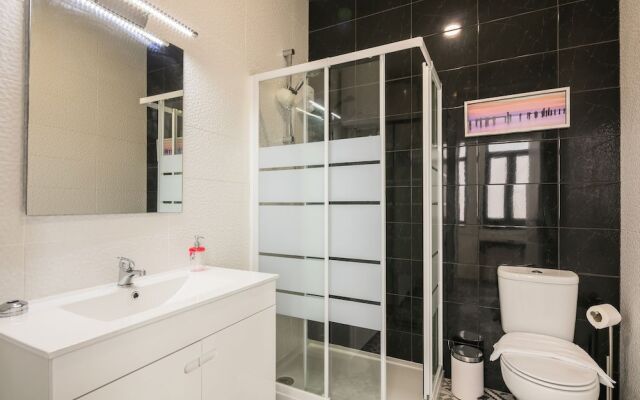 Apartamento A Francos Artist Painting 1