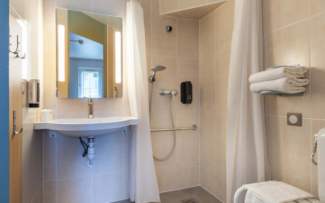 B&B Hotel Chartres Le Coudray