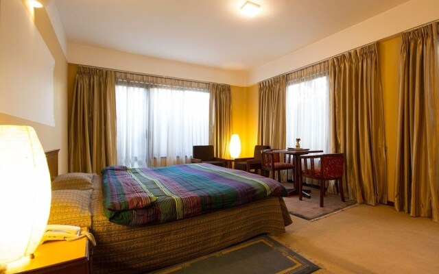 Hotel Ambassador, Chauni