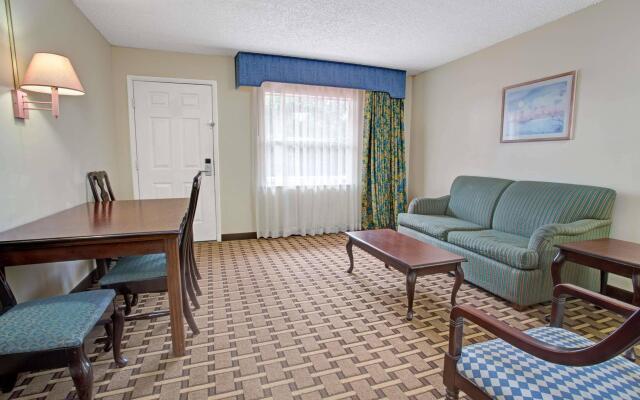 Howard Johnson Express Inn And Suites Lakes Front
