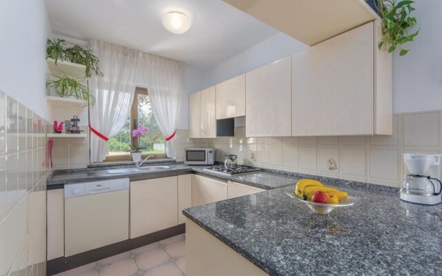 Awesome Home in Umag With 4 Bedrooms, Jacuzzi and Wifi