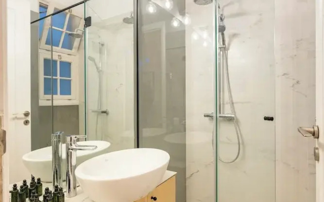 Historic 2BR Oasis in Kolonaki