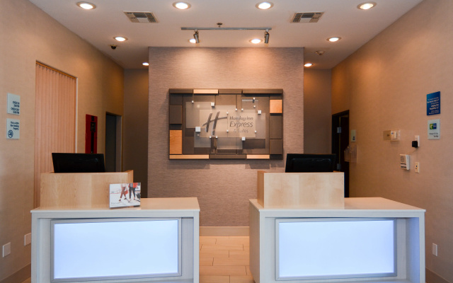 Holiday Inn Express & Suites New Boston by IHG
