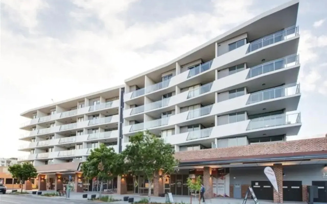 Luxury 1 Bedroom Top Floor Apartment With Balcony