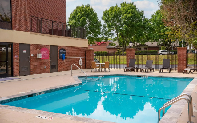 Comfort Suites Outlet Center